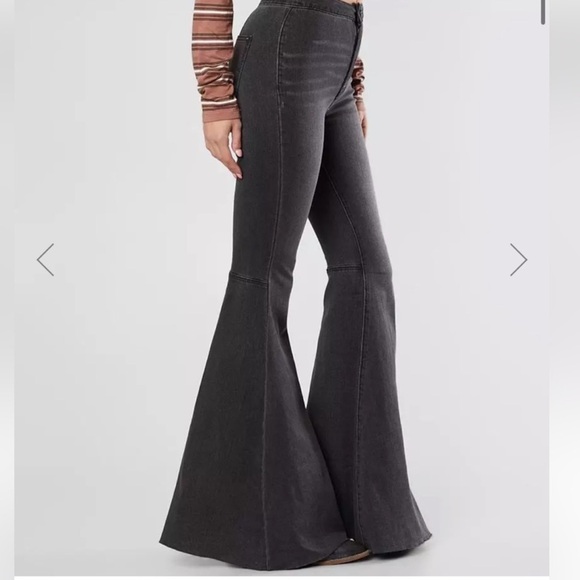 Free People We The Free Just Float on Super Flare Jeans Washed Black Raw Hem- 25 - Picture 4 of 14